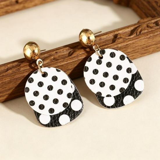 Orecchini Geometrici in Pelle a Pois Bianco e Nero Retrò: Design di Nicchia Unico