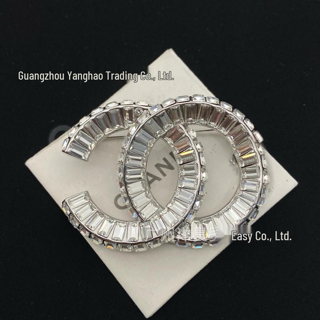 Dámský vysoce kvalitní brožový špendlík Seiko Coco Style se čtvercovým diamantem Double C