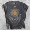 Himmlisches Sonne und Mond T-Shirt, Mystische Hände halten Sterne Tee, Bohème Hexen Astrologie Shirt, Spirituelles Geburtstagsgeschenk