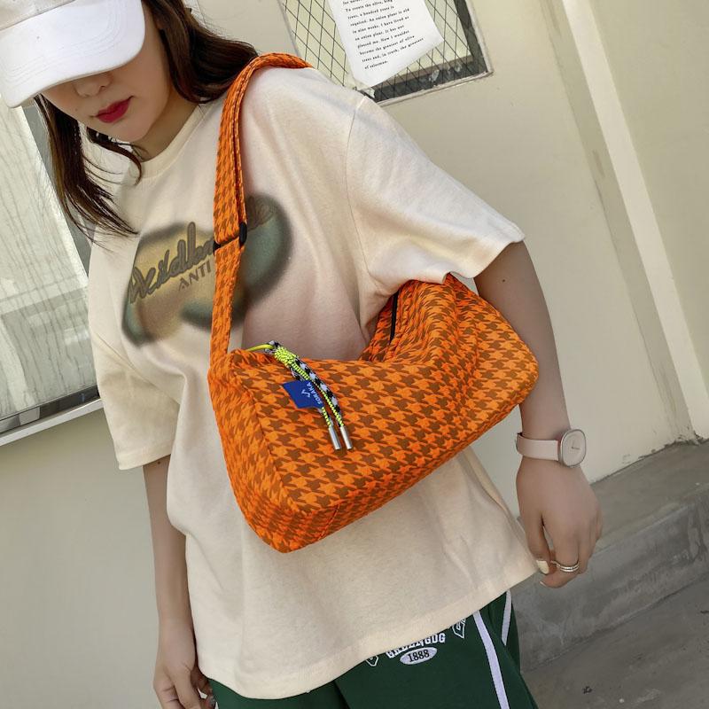 Checkered single shoulder bag, large capacity travel cross-body bag, light and casual underarm bag