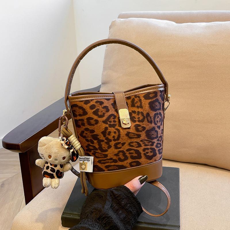 

Chic And Fashionable Bucket Bag Modern Small Crossbody Handbag For Daily Use Brown,Without Pendant