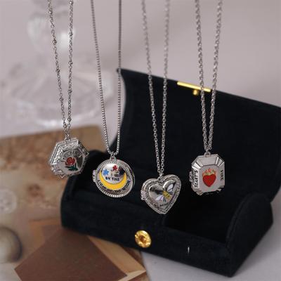 Collana Ciondolo Apribile Luna e Rosa Stile Y2K con Ciondolo Ape Finitura a Goccia d'Olio