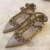 Nieten flache spitze Schuhe Damen Riemen mit zwei Ringen flacher Einstieg flacher Absatz vielseitig Temperament sexy Einzel-Schuhe Damen