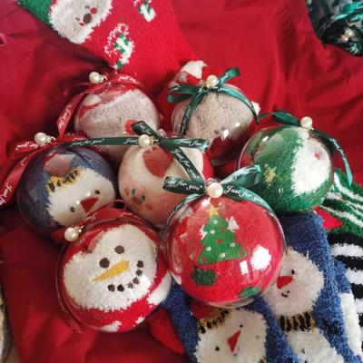 Damen Korallfleece Weihnachtsballensocken - Dicke, fleecegefütterte, kältebeständige Mid-Calf Schlafsocken, perfekt für Wintergeschenke.