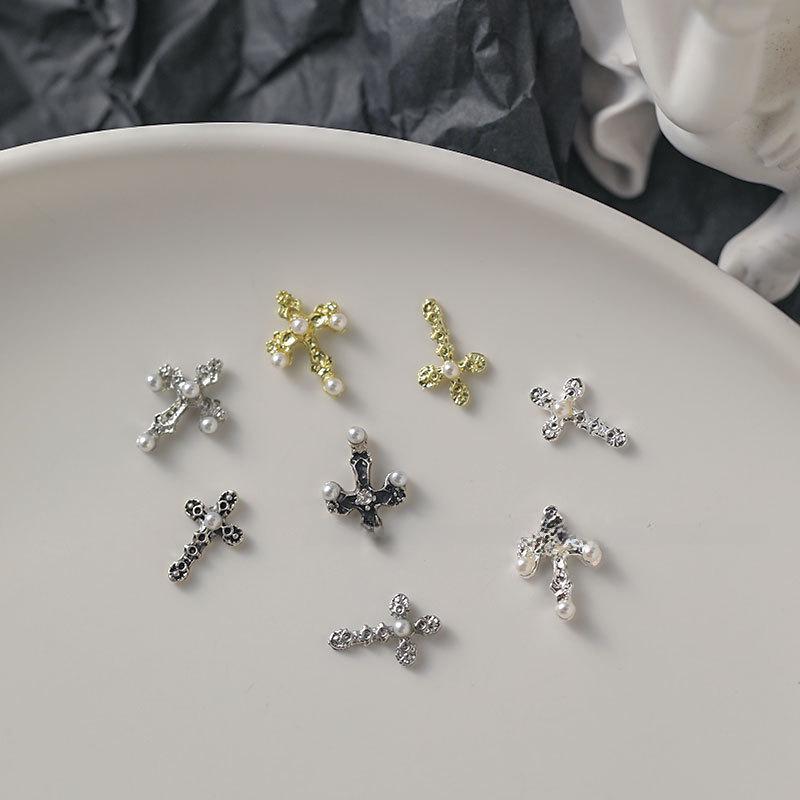 Saturn Queen Mother Cross Nail Art: Argint retro cu perle și accente de diamant