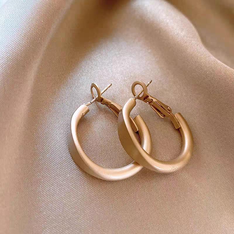 Роскошные и изысканные серьги, модные пусеты с ретро-акцентом. One Size золотой