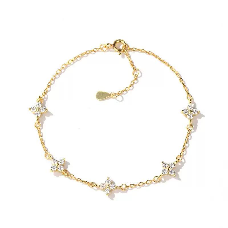 2025 Gypsophila Four-Leaf Clover Bracelet: Women's Luxurious and Versatile Hand Jewelry with Simple, Unique Design