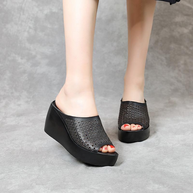 

Мягкие замшевые тапочки на танкетке женские на толстой подошве водонепроницаемые летние новые туфли на высоком каблуке с открытым носком и вырезами женские 40 чёрный