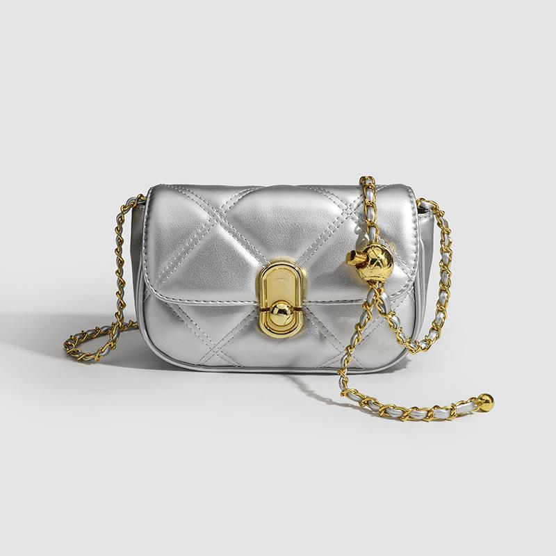 

Bag women s 2025 autumn and winter new models are popular this year. Small bags with textured niche diamond chain bags are versatile messenger bags. серебряный