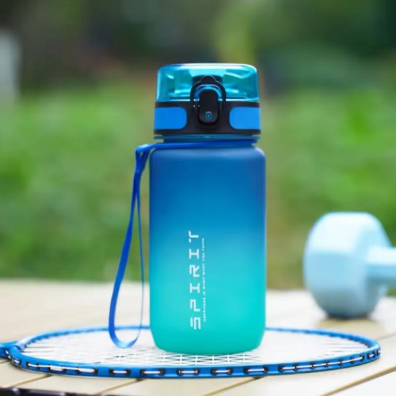 780ml Farbverlauf Sportflasche mit auslaufsicherem Deckel & Schriftzug, Leicht zu trinken für Fitnessstudio/Outdoor/Radfahren/Laufen/Angeln, Geburtstags-/Schulgeschenk