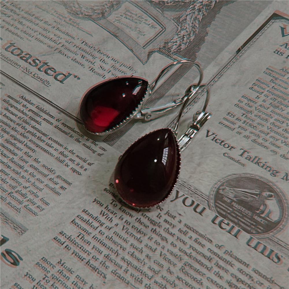 

Retro Gothic Vampire Blood Red Teardrop-shaped Glass Crystal Dangle Earrings for Women Hallowmas Party Jewelry Accessories Gifts