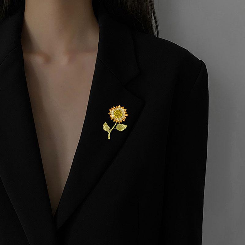 The Sunflower Brooch with Elegant Enamel Corsages Won The Championship in One Fell Swoop