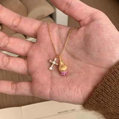 Mittelalterliche Gebürstete Tannenzapfen-Kreuz-Halskette Exquisite Antike Methode Voll mit Diamanten Super Glitzernder Rosa Anhänger