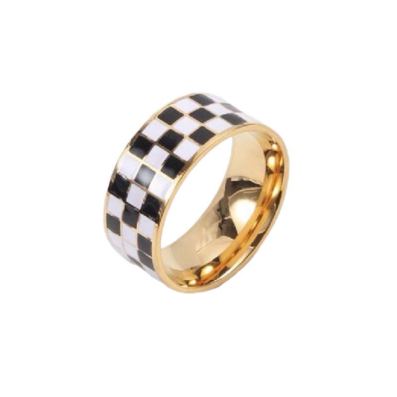 Anello in Acciaio Titanio Placcato Oro 18K a Quadri Bianchi e Neri Stile Europeo e Americano per Donna