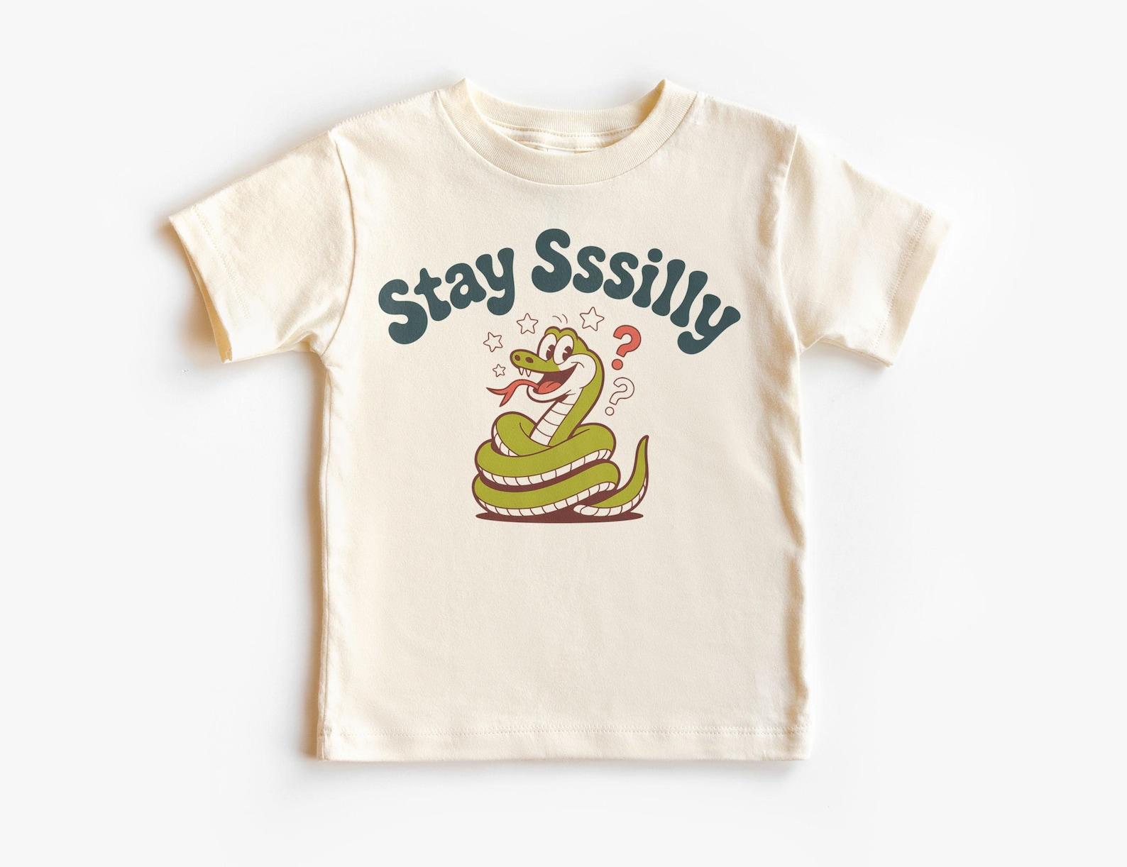 Stay Sssilly Kids Shirt – Funny Green Snake T-Shirt – Reptile Lover Unisex Tee – Cute Cartoon Snake Graphic Top – Silly Animal Kids T-Shirt 150