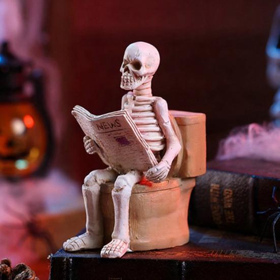 Skeleton Sitting on Toilet Figurine Resin Skull Reading Newspaper Statue Funny Gothic Bathroom Accessory for Halloween Home Bar Decor