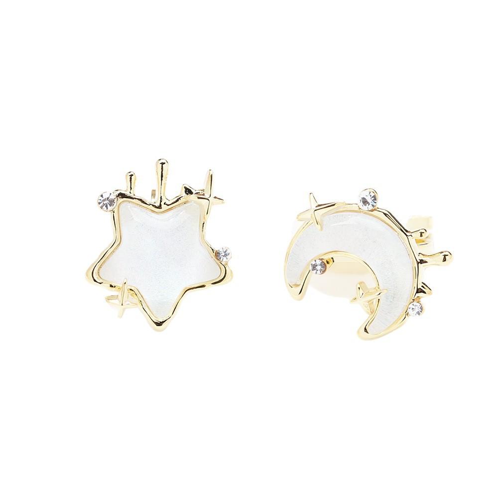 Sweet temperament, cute, exquisite, asymmetrical resin star and moon earrings, simple and versatile, pierless earclips, children's earrings.