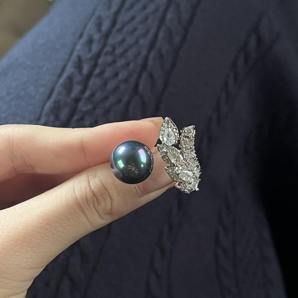 Tahitisches Temperament Schwarze Perle Federring Öffnungsdesign High-End-Temperament Hochkarätiger Diamant