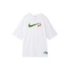 Nike Sportbekleidung Swoosh Cartoon-Print Locker geschnitten Rundhals-T-Shirt Damen Tops Weiß FN3711-100