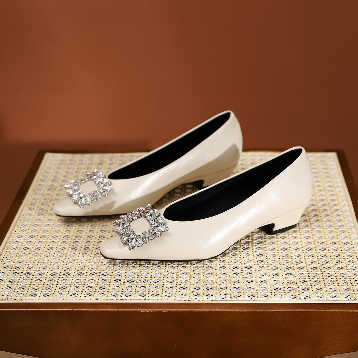 

Fashion Luxury Diamonds Buckle Pumps Woman Low Heels Shoes Wedding Escarpins Femme Pointed Toe Tacones Ladies Silver High Heeled Bombas 35 бежевый