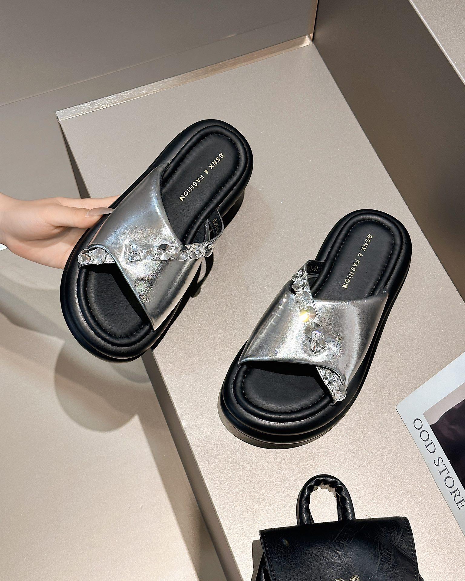 

Cool slippers women s summer wear fashion 2025 new rhinestone high-end platform sandals toe flat beach shoes 35