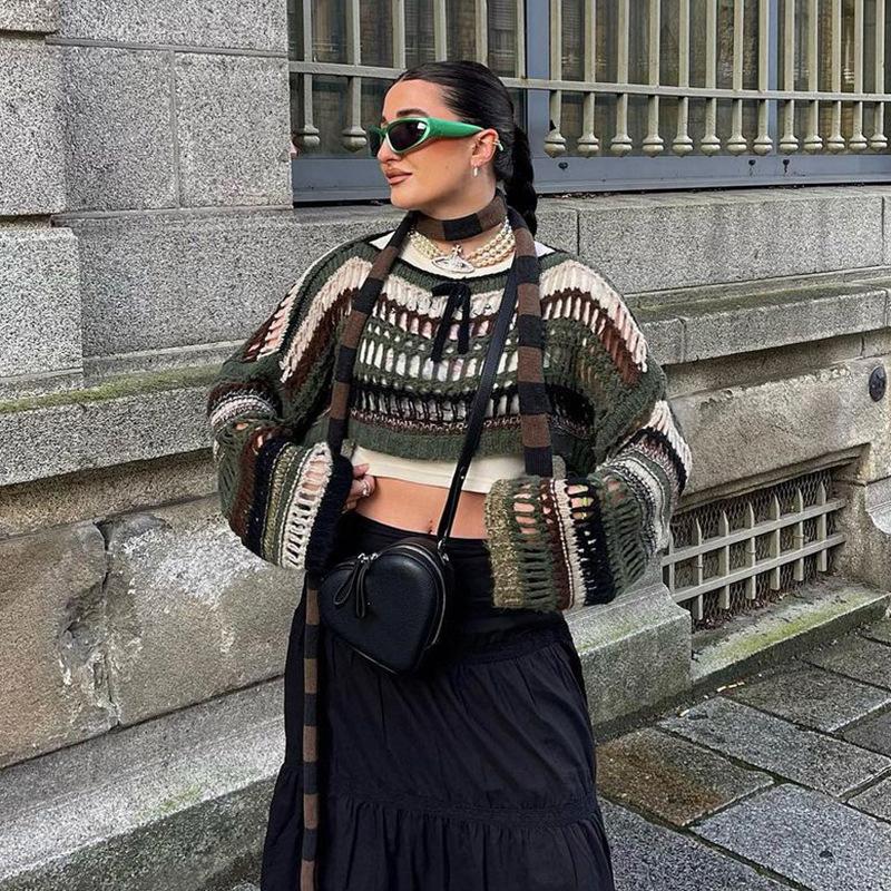 

Женский свободный шерстяной свитер в полоску с вырезом S зелёный