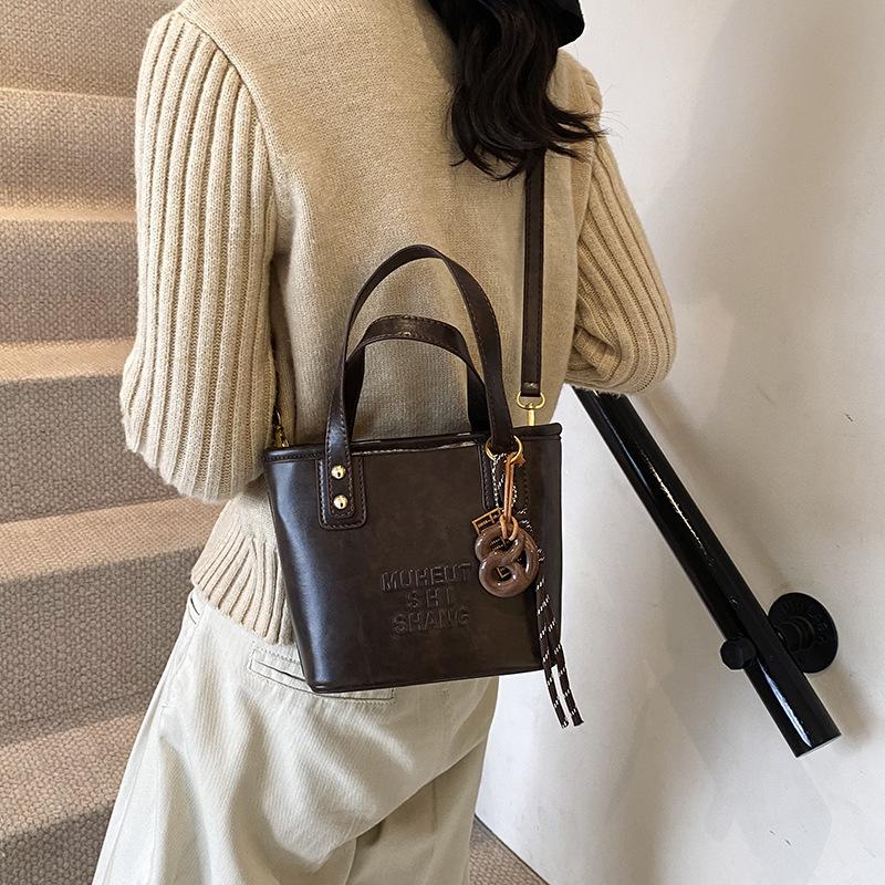 Retro Portable Bucket Bag Women's 2025 New Winter Popular Versatile Messenger Bag Commuter Messenger Bag