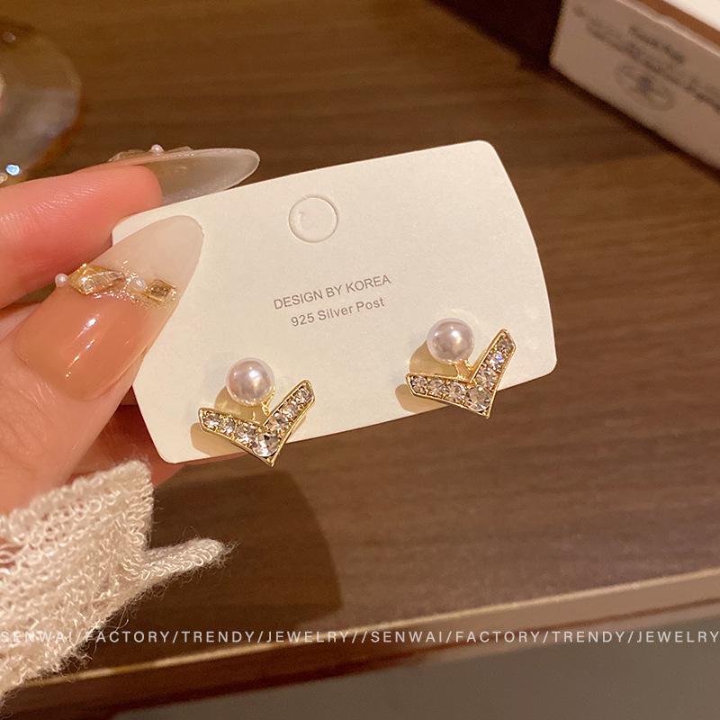 Flash diamond V-shaped pearl stud earrings light luxury, high-end sense, exquisite celebrity earrings of the same style, small temperament earrings.