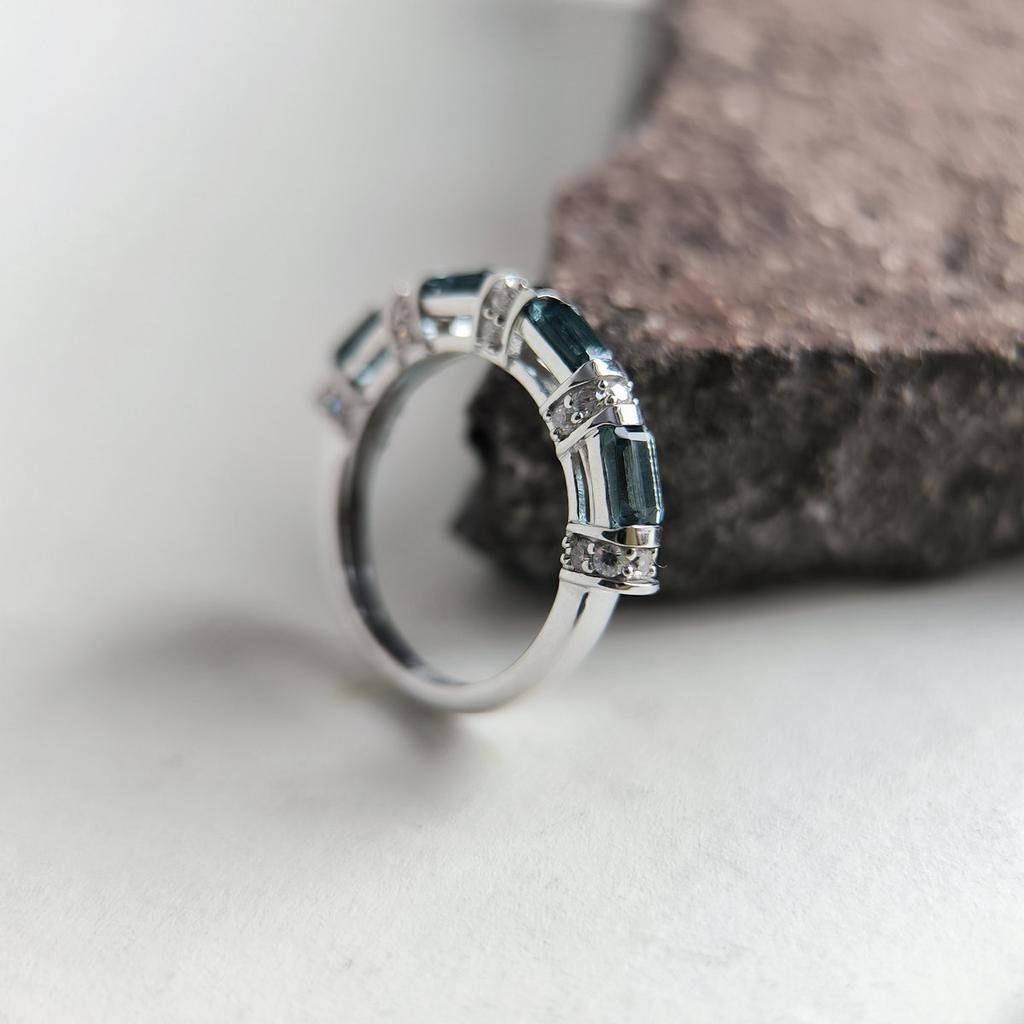 Серебряное кольцо с топазом Лондон Блю 1.71ct, фианитами, вес изделия 2,85 гр (2204541)