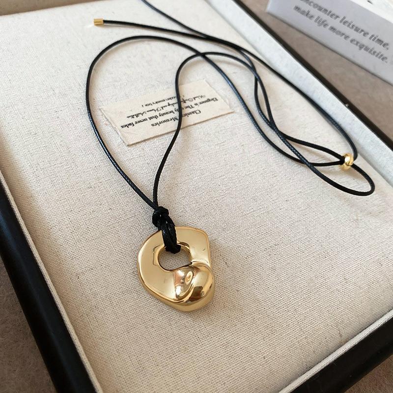 Brushed water drop love pendant, pull-out necklace, simple and high-end sweater chain, niche cold wind necklace jewelry