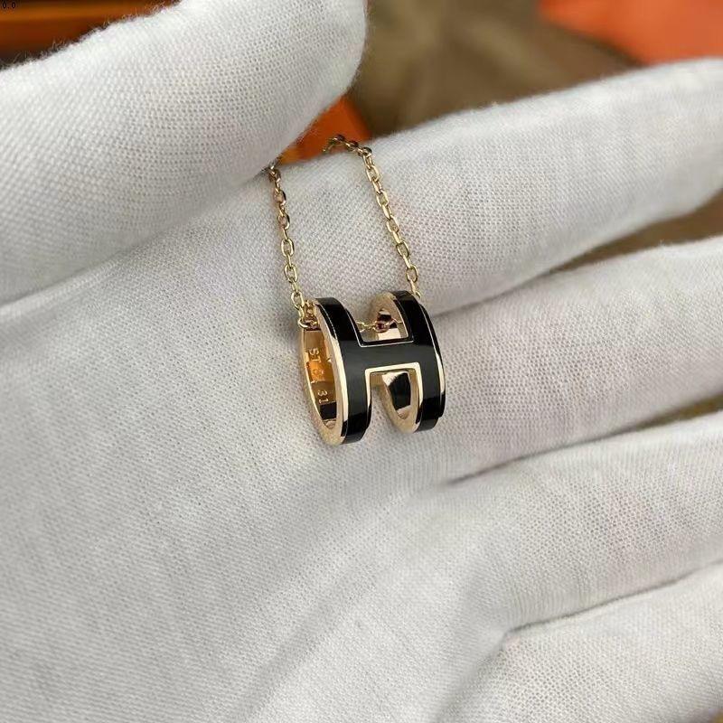 Dámský vysoce kvalitní smaltovaný náhrdelník Hermes s písmenem H, 18K růžové zlato, univerzální neblednoucí přívěsek na klíční kost