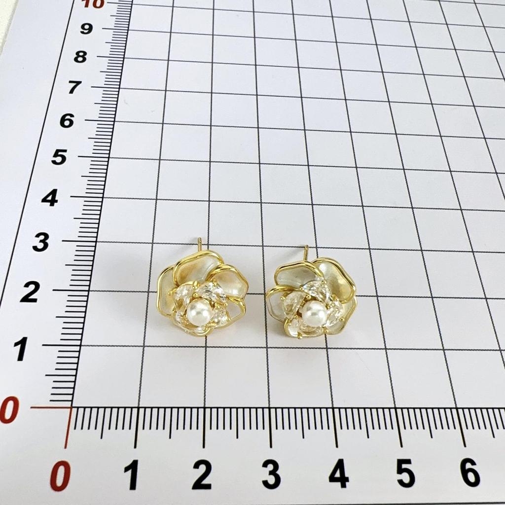 Elegante Zirkon-Perlen-Kamelien-Steckohrringe: Schick, Luxuriös & Vielseitig