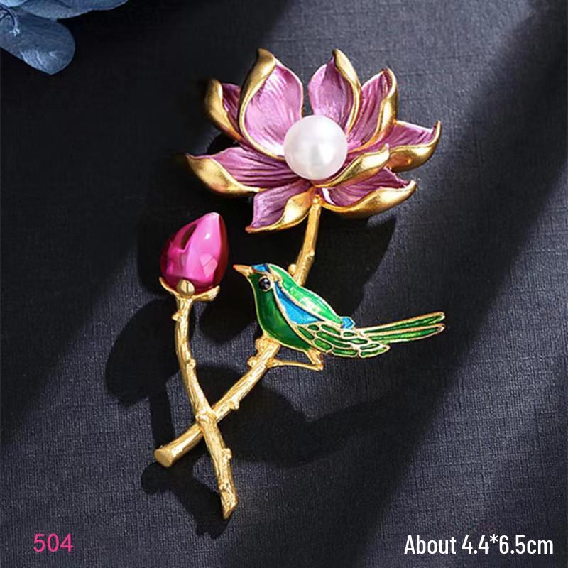 Exquisite Retro European & American Style Brooch: Unique Vintage Fashion Pin for Women - Elegant Oil Drop Design.