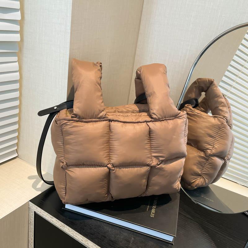

Trendy Soft Down Handbags and Women s Cotton-padded Jacket Bags Are Fashionable коричневый