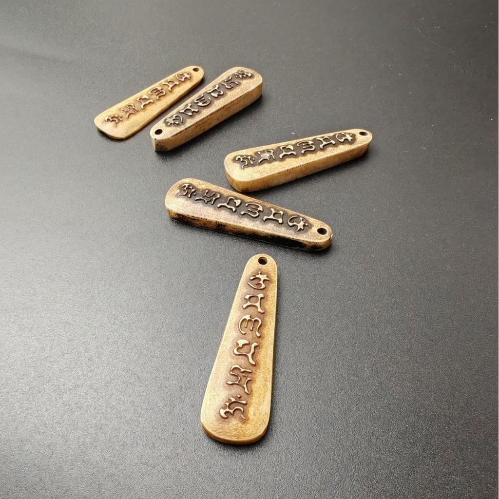 Antike Anhängerkette aus geschnitztem Yakknochen - Sechs-Silben-Mantra, 5,2 cm x 1,5 cm