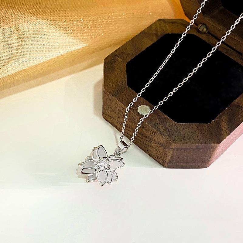 Smart Flower Necklace for Women's Light Luxury and Sweet Clavicle Chain New Rotatable Neckpiece