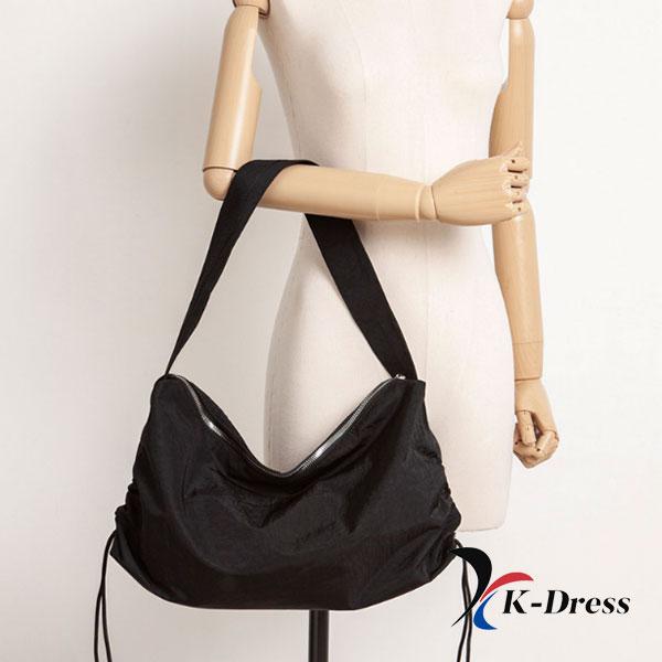 Modern axelväska i nylon med sidveck (2 färger)