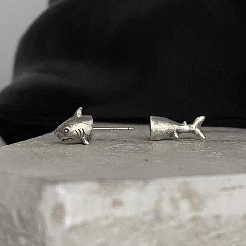 1 Pair Shark Stud Earrings Men and Women Trend Hip Hop Punk Cold Wind Earrings Fashion Retro Fish Split Earrings