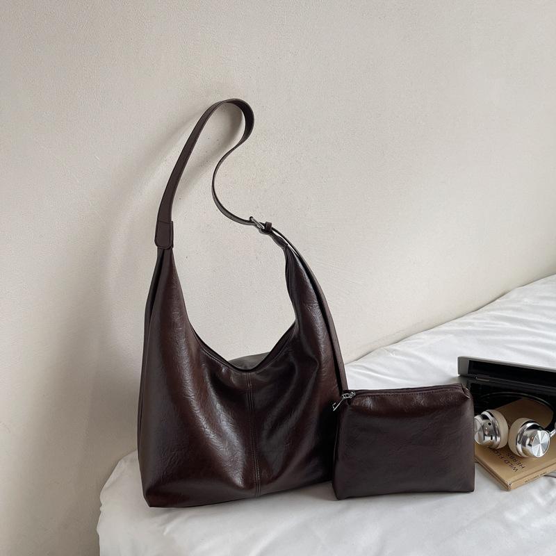 

2025 осень корейская версия модная сумка-тоут модная большая вместительная повседневная сумка для поездок на работу женская простая ретро сумка под мышку темно-коричневого