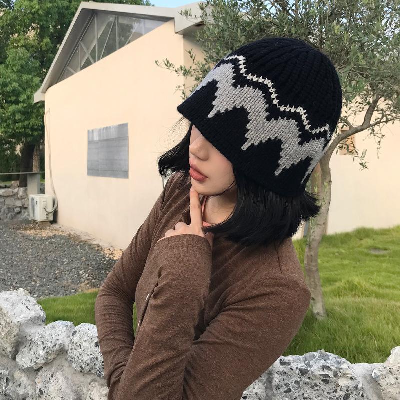 

Вязаные шапки для женщин с нишевым чувством дизайна на осень и зиму Шерстяные шапки для тепла и защиты от холода и холодные головные платки M（56-58cm）