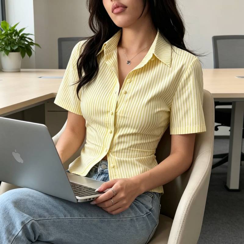 Gestreiftes Polyester-Kurzarmhemd mit Knopf und Polokragen für das Büro