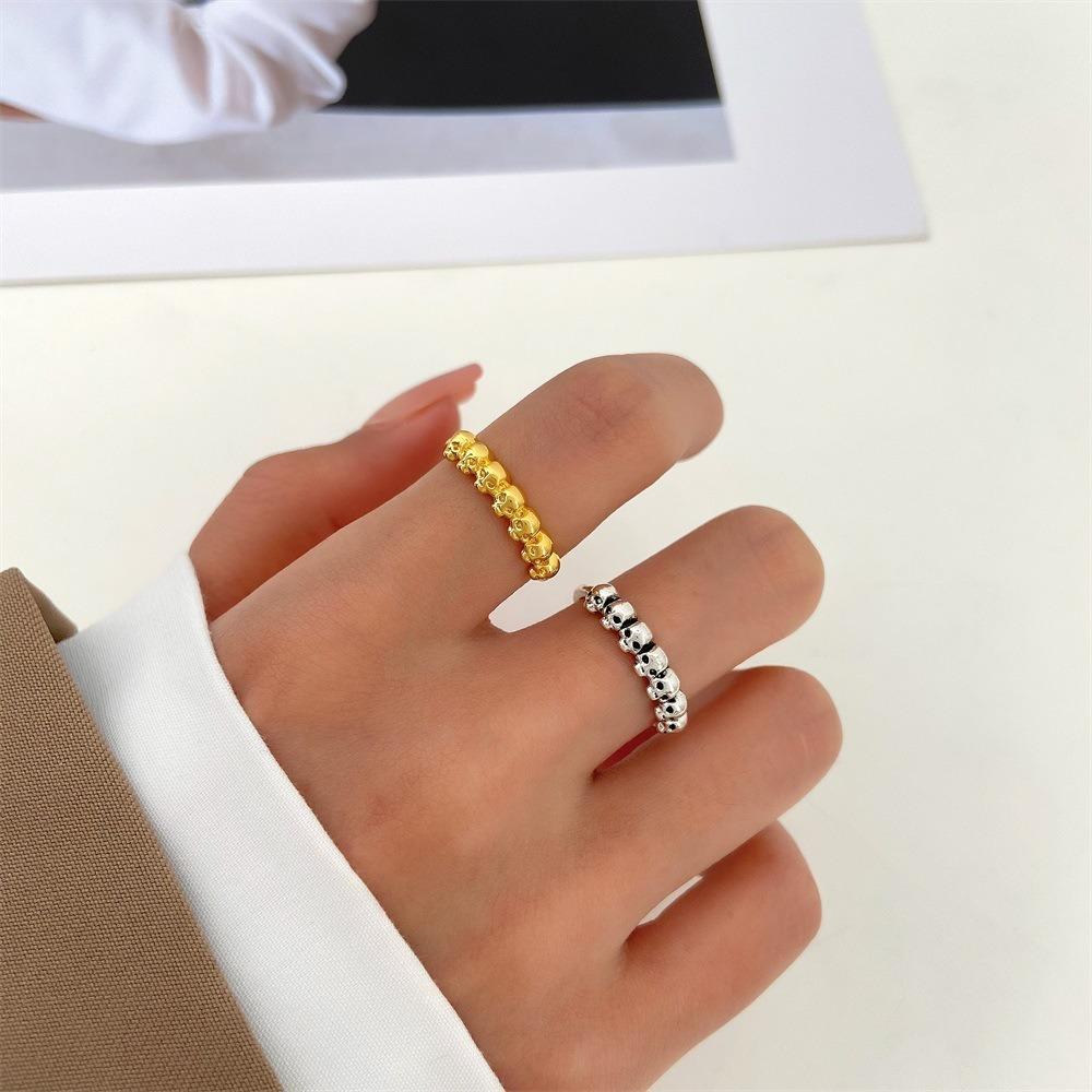 Retro Personality Gold Color Seven Skulls Arrangement Rings for Women Men Halloween Fashion Design Sense Jewelry Accessory Gifts
