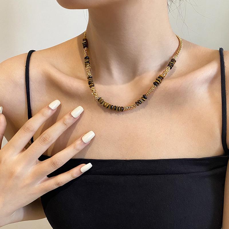 Naszyjnik z Kamienia Tygrysie Oko i Pozłacane Kolczyki w Kształcie Kwiatów - Styl Retro Średniowieczny, Wszechstronny, Damski Łańcuszek na Obojczyk.