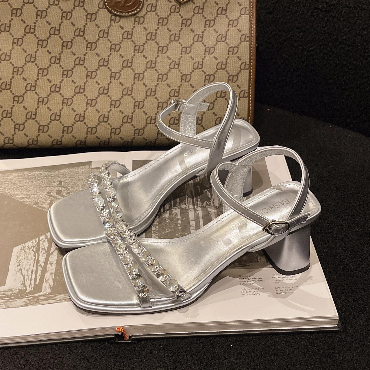 

Женские босоножки на высоком каблуке High Sense Niche 2024 года, летние новые босоножки Fairy Wind Rhinrhinos с толстым каблуком 40 серебряный