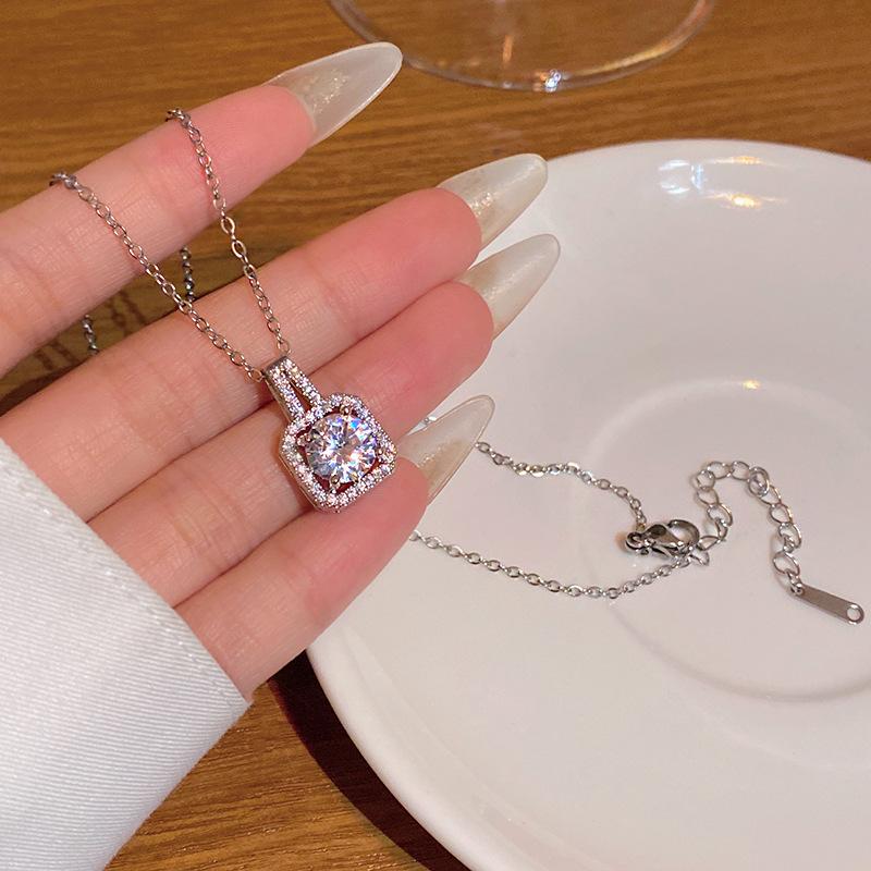 High-end Super Flash Zircon Titanium Steel Necklace Women's Versatile Niche Temperament Silver Collarbone Chain Internet Celebrity New Accessories