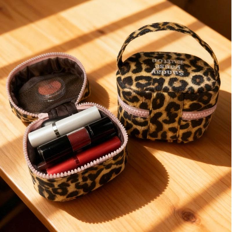 

Leopard Print Mini Wristlet Bag: Compact Coin Purse & Cosmetic Pouch