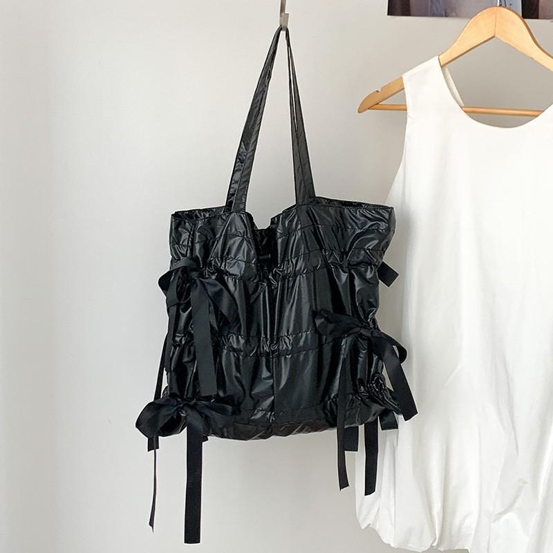 

2025 Korean New Niche Design Large Capacity Shoulder Bag Women s Fashionable Personalized Light Bow Pleated чорний