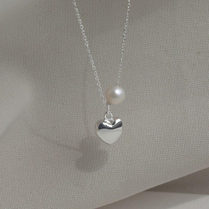 Elegant Heart Pearl Necklace: Women s Versatile Layered Clavicle Chain.