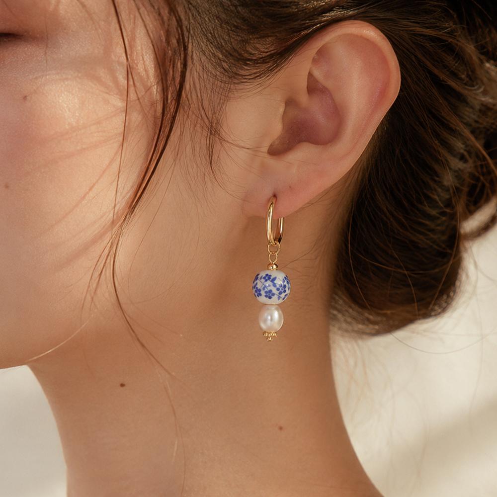 Vintage Blue Flower Ceramic Beads Pearl Hoop Earrings for Women Stainless Steel Asymmetric Gold Color Huggies Jewelry Gifts