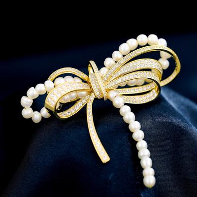 Korejská elegantní brož s mašlí ze zirkonů a sladkovodní perlou - Jedinečný doplněk